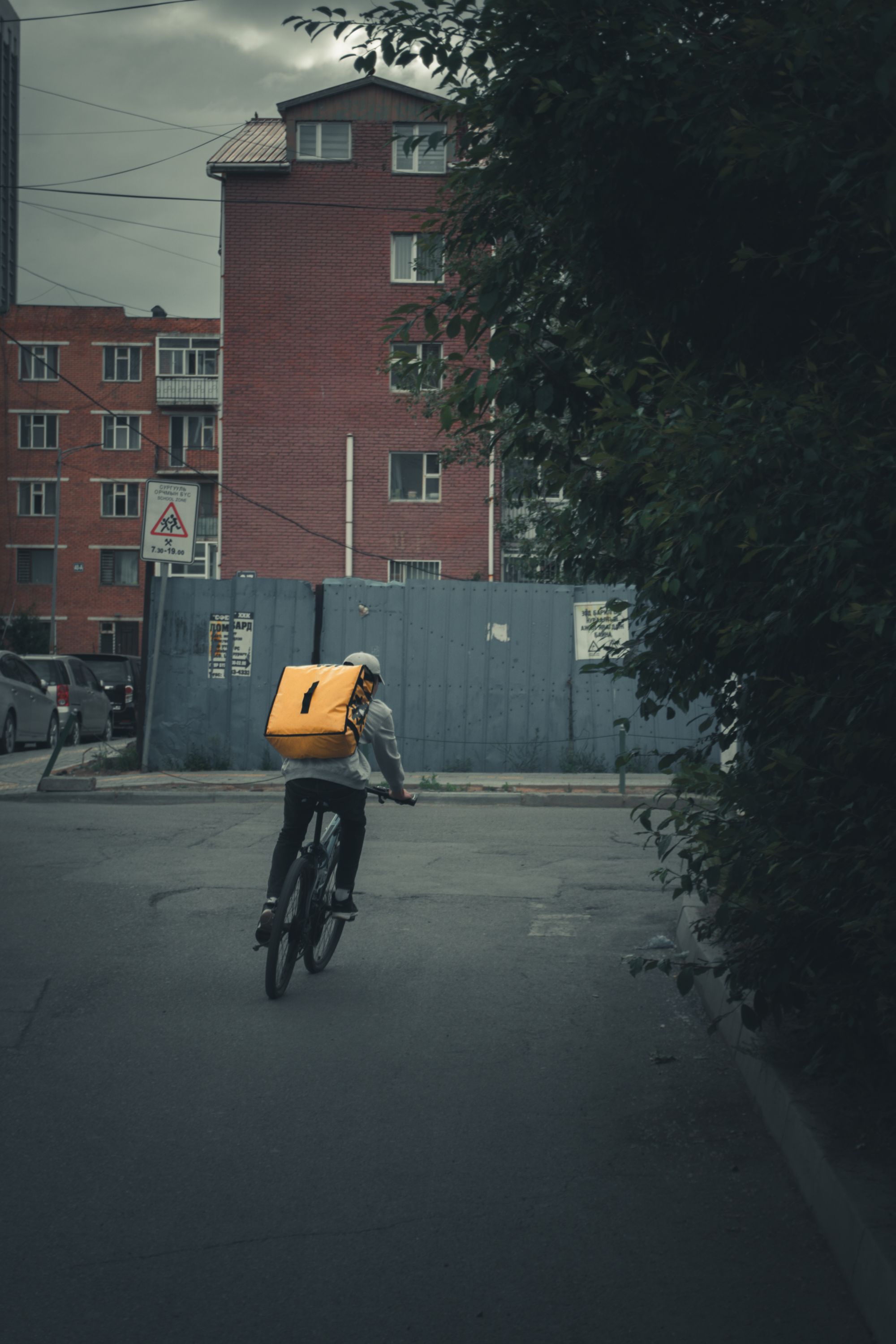 Fahrradkurier mit Kuriertasche auf der Straße während einer Expresszustellung