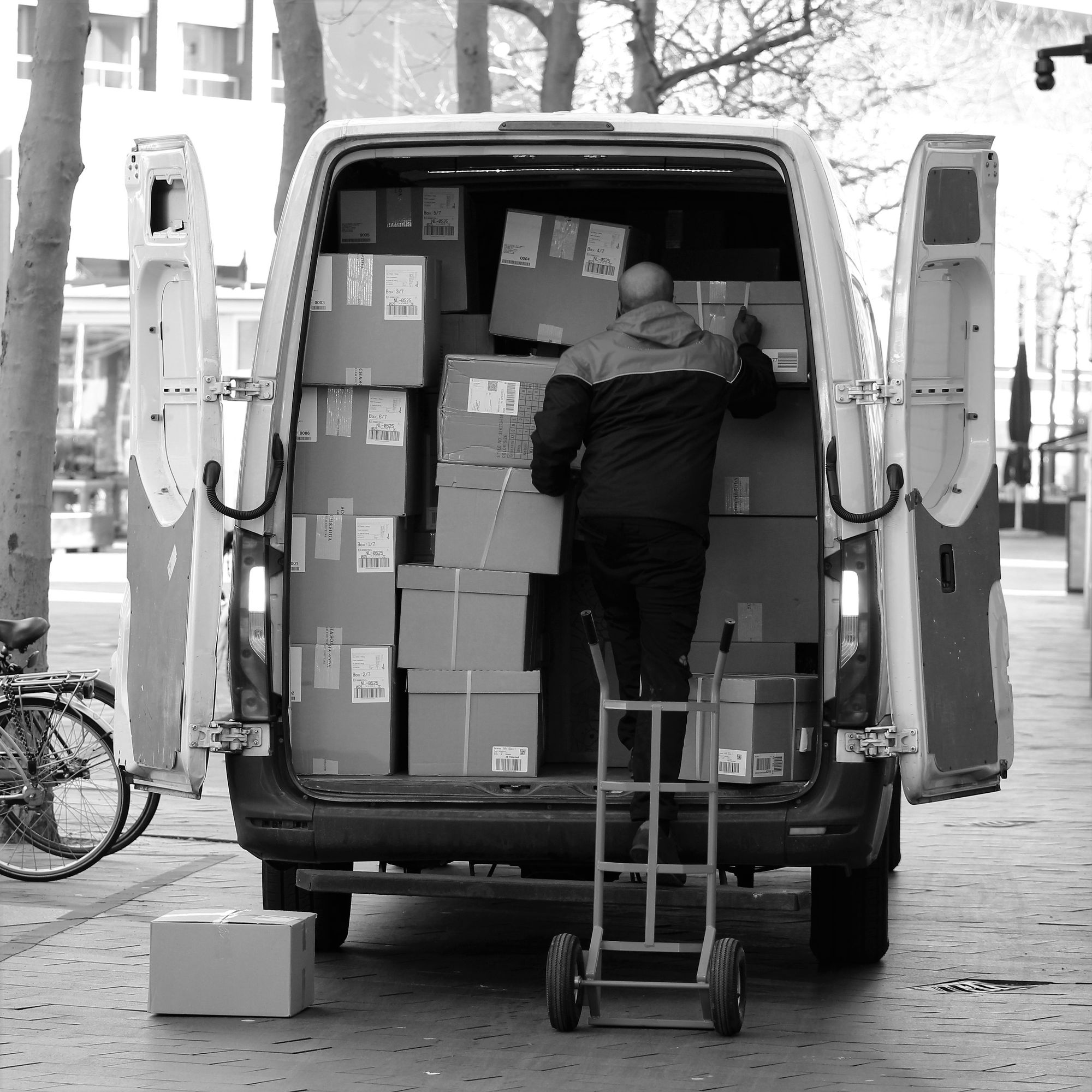 Beladung eines Kurier-Transporters in Schwarz-Weiss