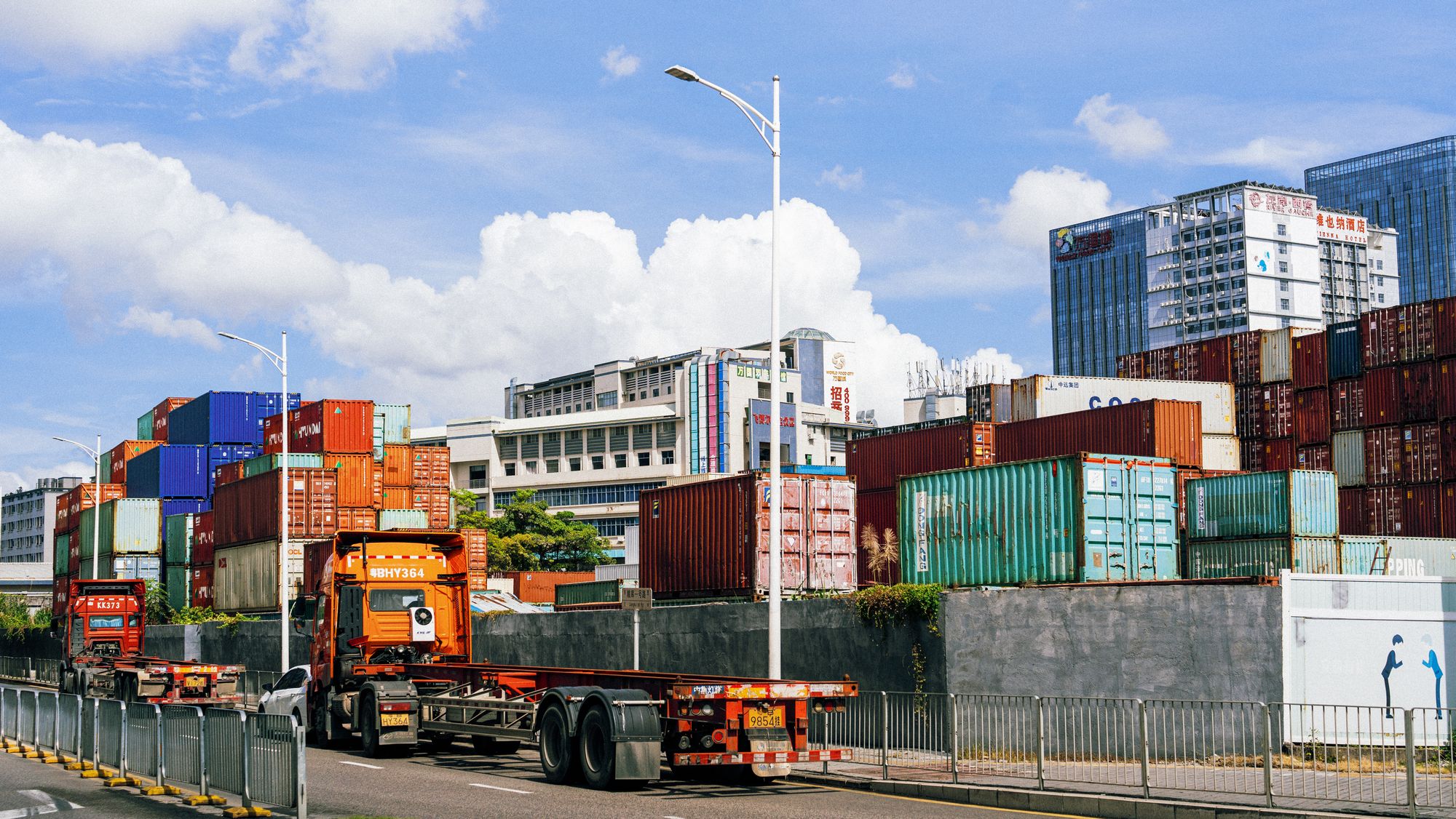 Containerhafen mit Lastwagen während der Be- und Entladung von Seecontainern