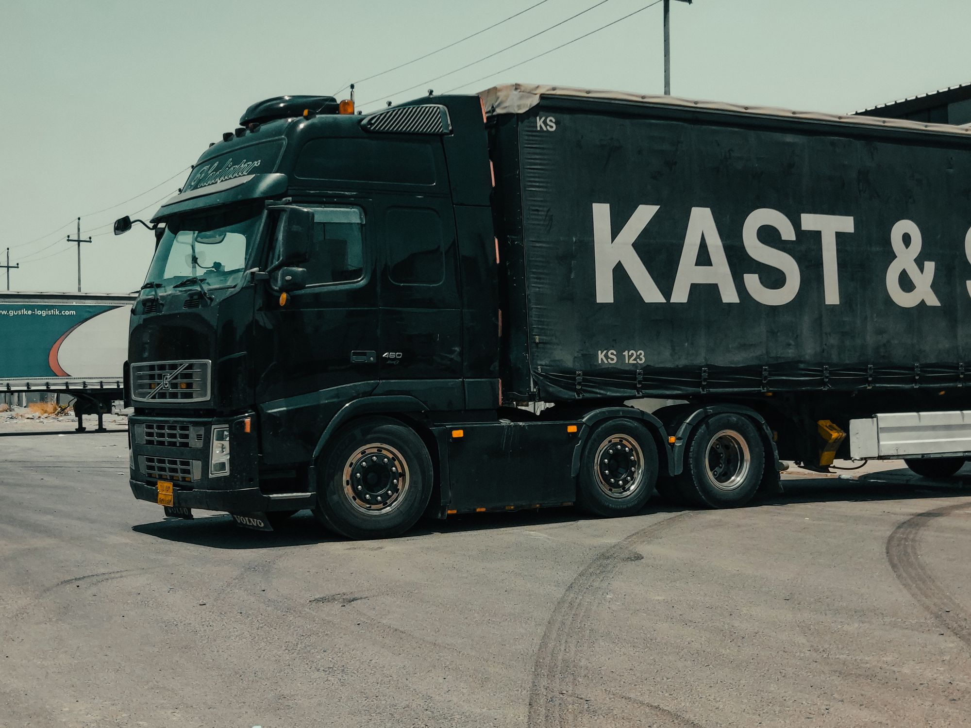 LKW im städtischen Umfeld bei Nacht, dunkle Stimmung